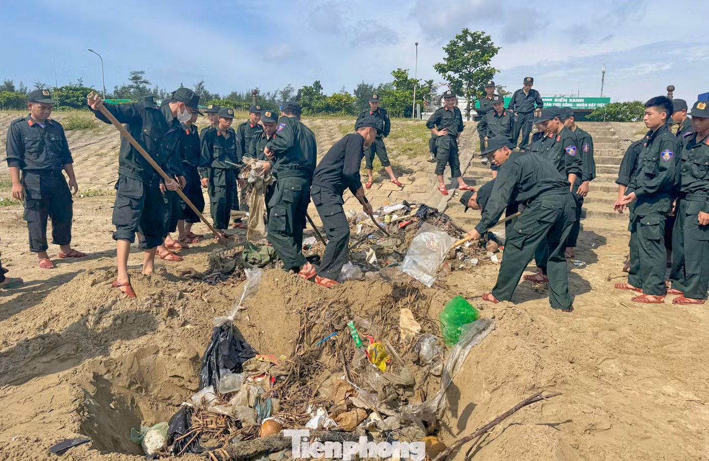 “Vì một đại dương xanh, đoàn thanh niên các đơn vị đã tổng dọn rác hơn 4km dọc bãi biển Xuân Hải. Đây là hoạt động ý nghĩa, phát huy tinh thần đoàn kết, gắn bó, sẵn sàng nhận và hoàn thành xuất sắc nhiệm vụ được giao, gắn kết hơn nữa với chính quyền địa phương”, đại úy Nguyễn Trọng Tấn – Bí thư đoàn cơ sở Phòng CSCĐ (Công an tỉnh Hà Tĩnh) chia sẻ.