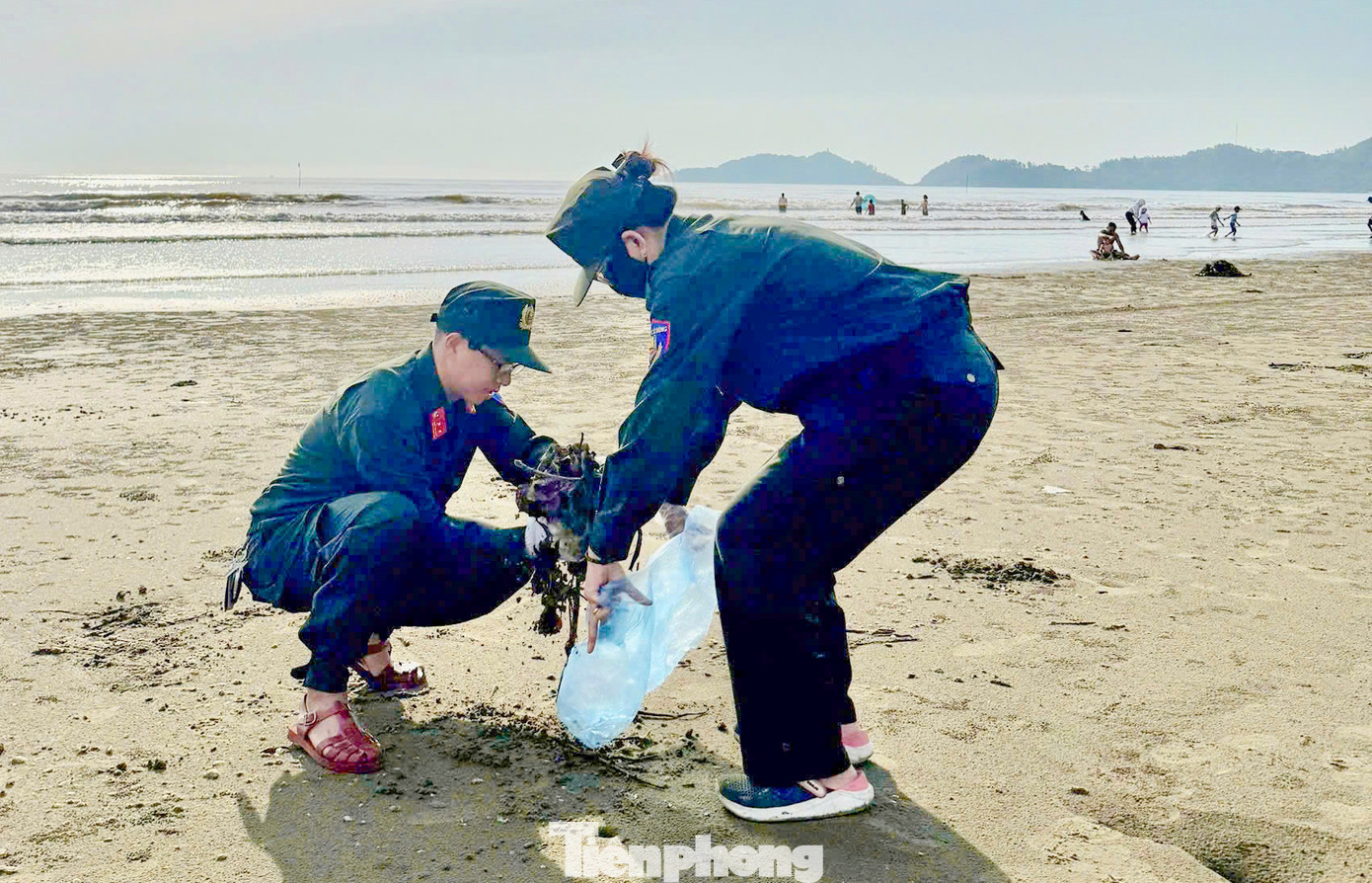 “Vì một đại dương xanh, đoàn thanh niên các đơn vị đã tổng dọn rác hơn 4km dọc bãi biển Xuân Hải. Đây là hoạt động ý nghĩa, phát huy tinh thần đoàn kết, gắn bó, sẵn sàng nhận và hoàn thành xuất sắc nhiệm vụ được giao, gắn kết hơn nữa với chính quyền địa phương”, đại úy Nguyễn Trọng Tấn – Bí thư đoàn cơ sở Phòng CSCĐ (Công an tỉnh Hà Tĩnh) chia sẻ.