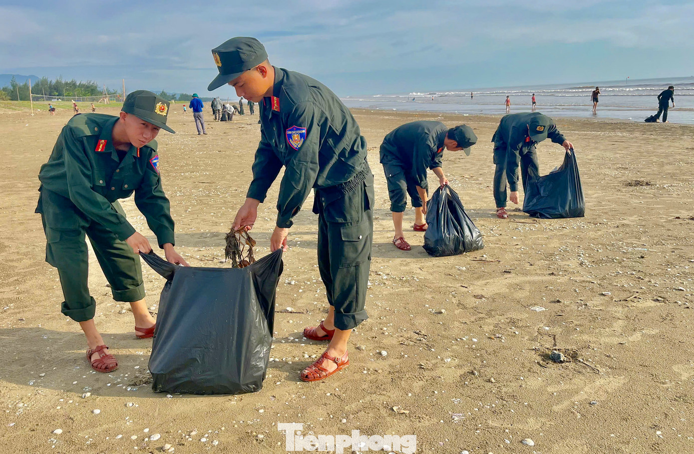 “Vì một đại dương xanh, đoàn thanh niên các đơn vị đã tổng dọn rác hơn 4km dọc bãi biển Xuân Hải. Đây là hoạt động ý nghĩa, phát huy tinh thần đoàn kết, gắn bó, sẵn sàng nhận và hoàn thành xuất sắc nhiệm vụ được giao, gắn kết hơn nữa với chính quyền địa phương”, đại úy Nguyễn Trọng Tấn – Bí thư đoàn cơ sở Phòng CSCĐ (Công an tỉnh Hà Tĩnh) chia sẻ.