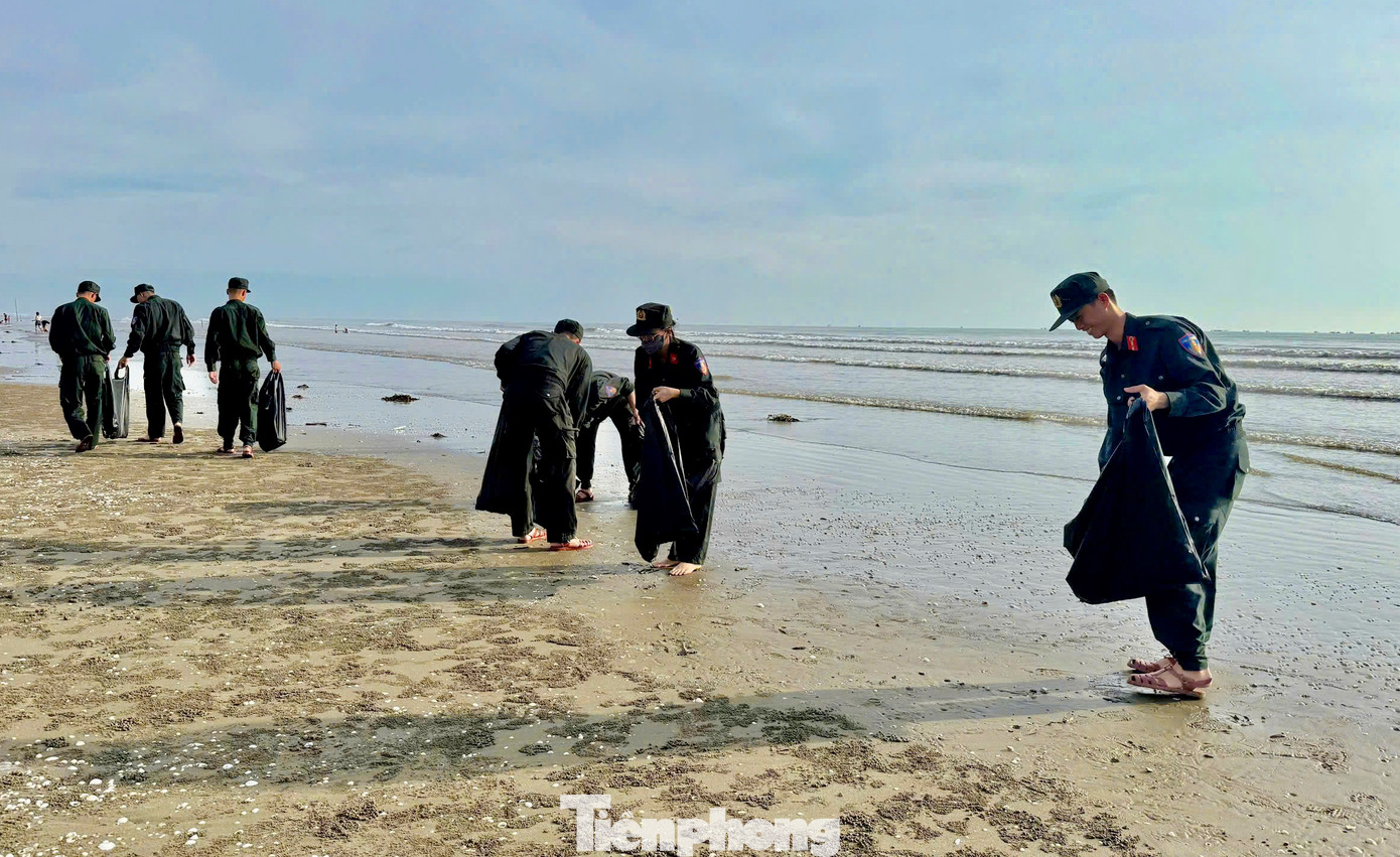 Hơn 4km dọc bãi biển Xuân Hải (huyện Thạch Hà).