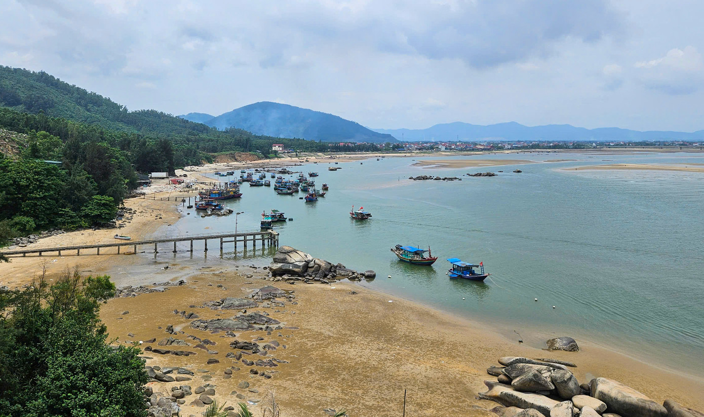 Chính nhờ sự tận tâm, trách nhiệm của cán bộ Trạm Hải đăng Cửa Nhượng mà ngư dân địa phương luôn an tâm bám biển, dõi theo “mắt thần” trở về sau mỗi chuyến vươn khơi đầy ắp lộc biển.