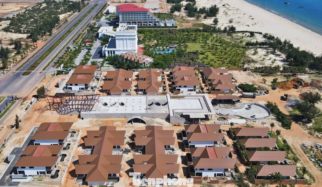 Khu nghỉ dưỡng Fusion Quảng Bình, có diện tích gần 28.000 m2 với 60 biệt thự theo lối kiến trúc thấp tầng. Mỗi biệt thự có diện tích từ 132-800 m2, có hồ bơi và vườn riêng với tầm nhìn hướng vườn hoặc hướng biển. Khu nghỉ dưỡng Fusion Quảng Bình, có diện tích gần 28.000 m2 với 60 biệt thự theo lối kiến trúc thấp tầng. Mỗi biệt thự có diện tích từ 132-800 m2, có hồ bơi và vườn riêng với tầm nhìn hướng vườn hoặc hướng biển.