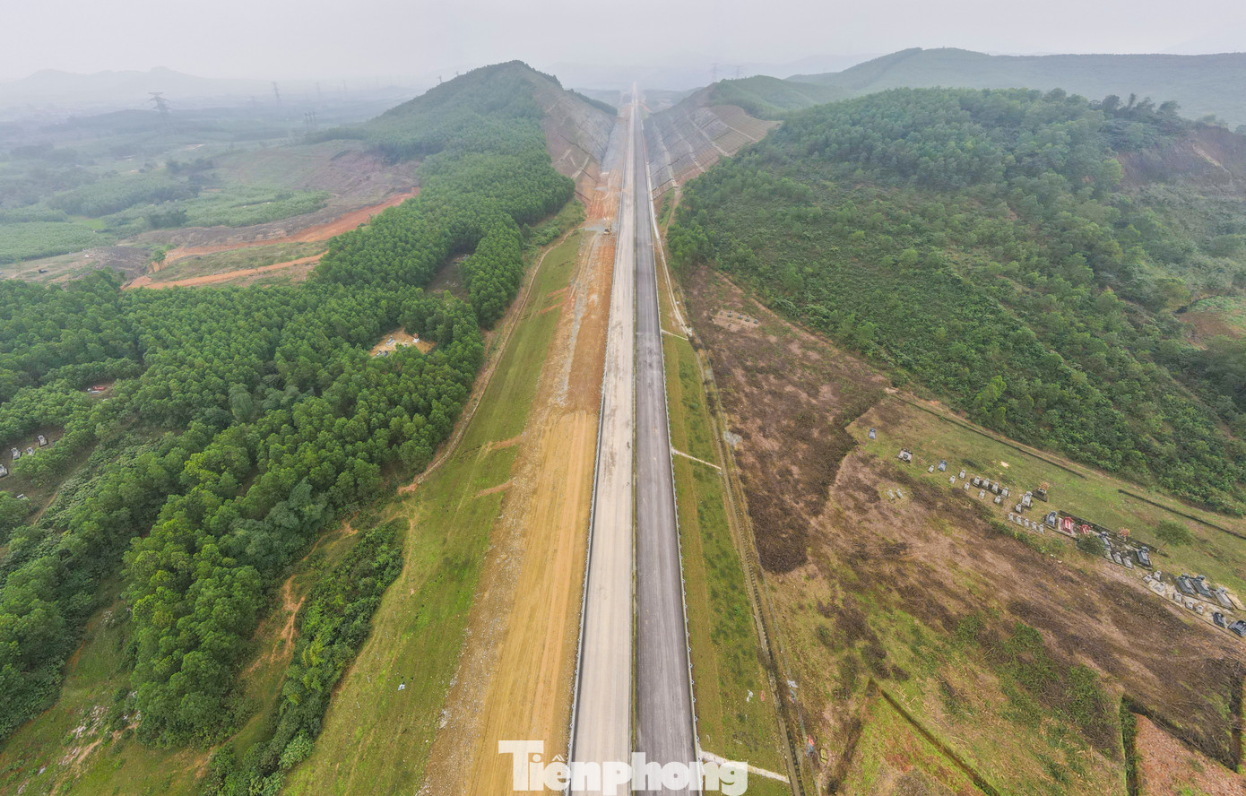 Cao tốc Bắc - Nam phía Đông, giai đoạn 2021 - 2025, qua tỉnh Hà Tĩnh có 3 dự án thành phần, gồm: Bãi Vọt - Hàm Nghi, Hàm Nghi - Vũng Áng và Vũng Áng - Bùng với tổng chiều dài hơn 102km. Đến nay toàn tuyến các dự án đang ở giai đoạn nước rút cho việc hoàn thành, bàn giao.