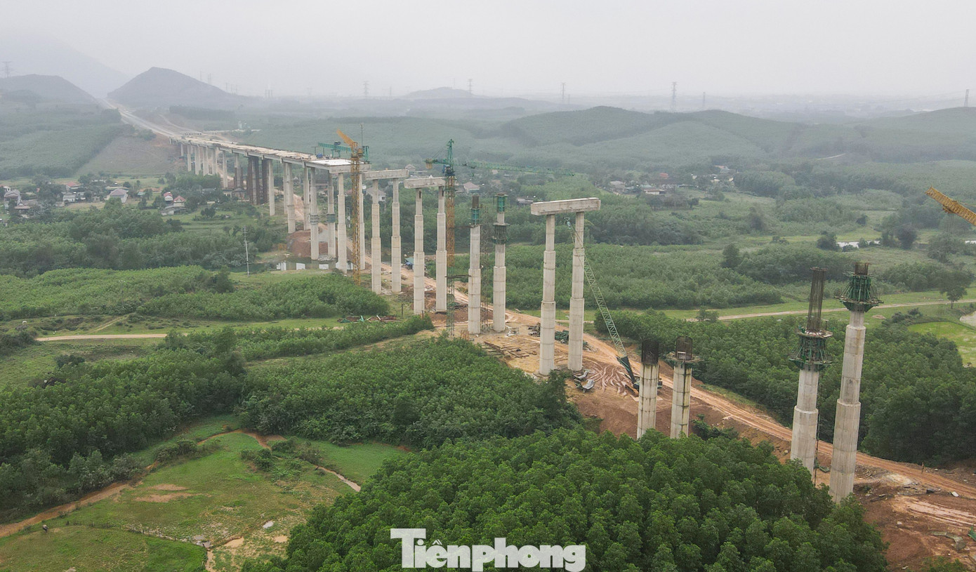 Cầu số 1 dài 942m nằm trên địa bàn xã Kỳ Hoa, thị xã Kỳ Anh, Hà Tĩnh. Đây là một trong những hạng mục thi công trên địa hình khó của dự án cao tốc đoạn Vũng Áng – Bùng.