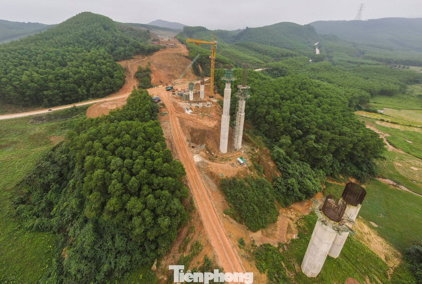 Đại diện Công ty CP 479 Hòa Bình – đơn vị thực hiện dự án cho biết: “Dự án đã đạt hơn 80% giá trị sản lượng. Dự kiến đến 30/4 phần kết cấu chính cầu hoàn thiện và đến 30/6 sẽ thông xe toàn tuyến theo kế hoạch”. Trong hình, những trụ cầu cao hàng chục mét còn lại đang được đẩy nhanh thi công.