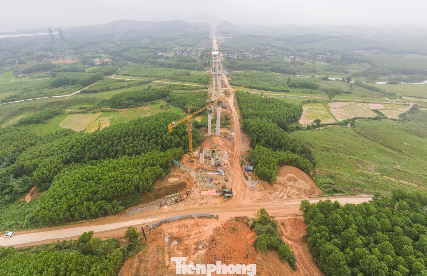 Sau 2 năm thi công, hình hài cây cầu đã lộ diện. Dự kiến đến 30/6 sẽ hoàn thiện các hạng mục chính của cầu, phục vụ cho việc thông xe.