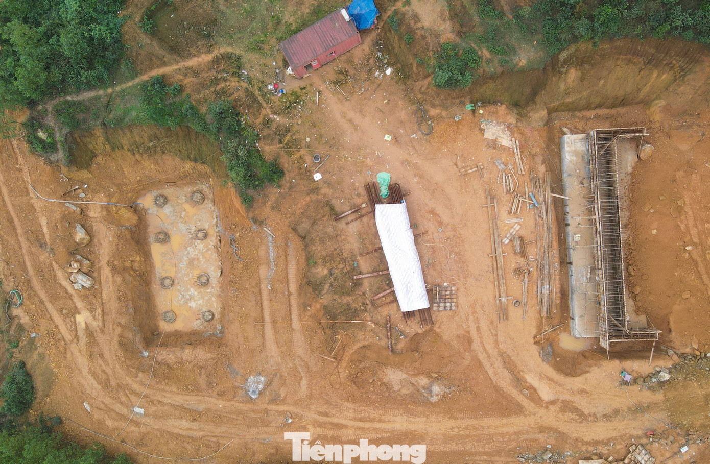 Những trụ móng cầu còn lại đang được triển khai xây dựng.