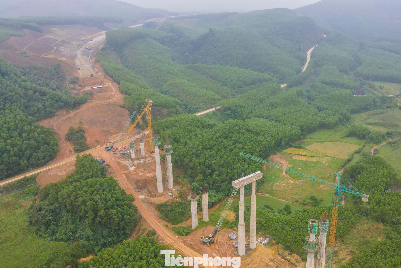 Cầu nối 2 quả đồi, bắc qua một thung lũng có địa hình lòng chảo. Tổng giá trị đầu tư cầu khoảng 300 tỷ đồng.