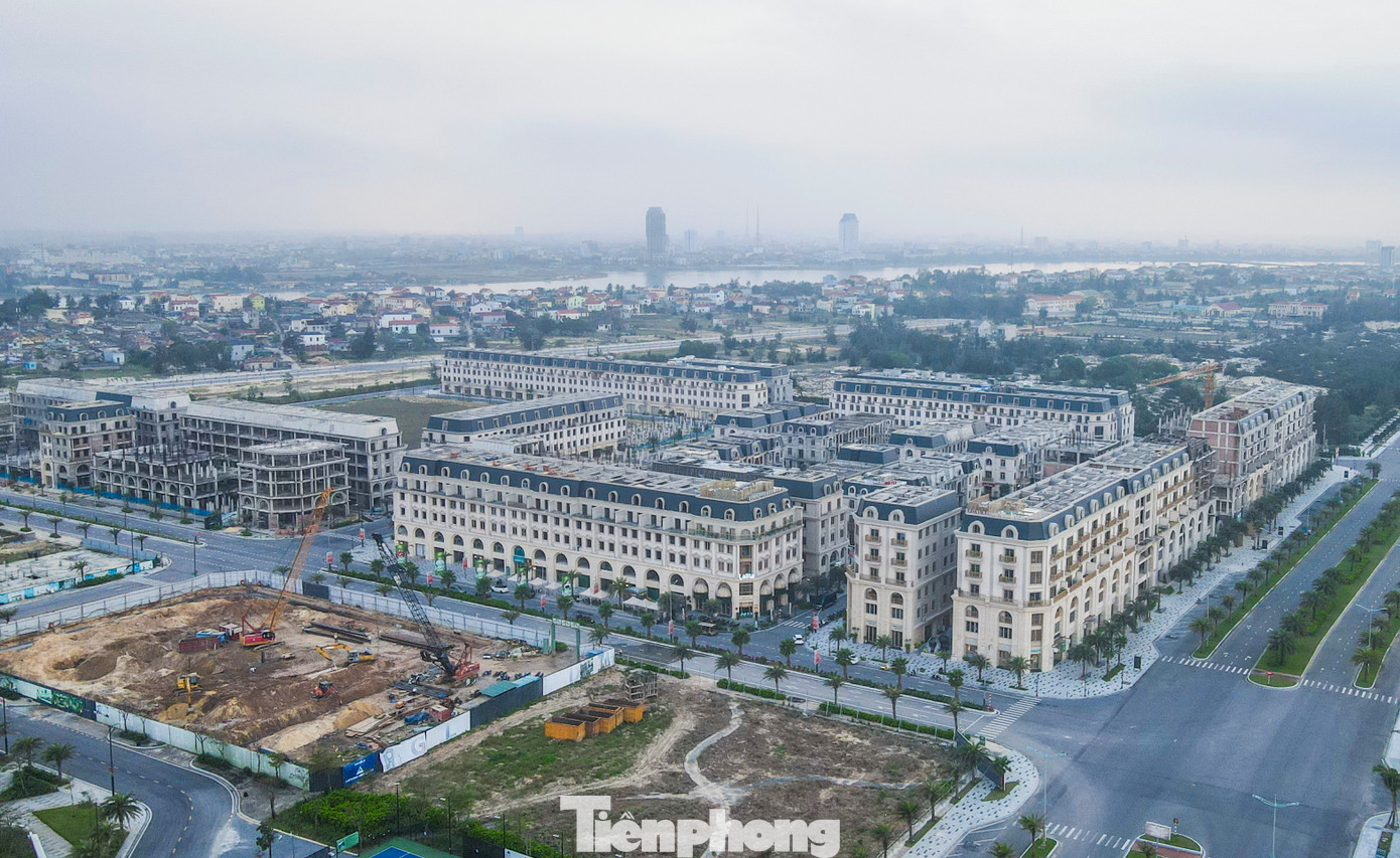 Cạnh đó là dự án Regal Legend được quy hoạch trên diện tích 21 ha, dọc đường Võ Nguyên Giáp. Đây là hệ thống dự án các Shophouse, Shoptel, Villa, được đầu tư với số vốn 10.000 tỷ đồng. Trong hình là phối cảnh dự án và nhiều hạng mục hiện đã mở bán, một số vị trí khác đang xây dựng. Cạnh đó là dự án Regal Legend được quy hoạch trên diện tích 21 ha, dọc đường Võ Nguyên Giáp. Đây là hệ thống dự án các Shophouse, Shoptel, Villa, được đầu tư với số vốn 10.000 tỷ đồng. Trong hình là phối cảnh dự án và nhiều hạng mục hiện đã mở bán, một số vị trí khác đang xây dựng.