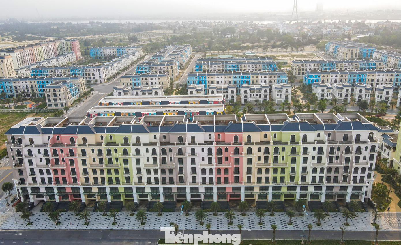 Công ty CP Tập đoàn Nam Mê Kông (Mekong Group) là chủ đầu tư với số vốn hơn 4.400 tỷ đồng. Trong hình là phối cảnh và thực tế các tòa nhà, công trình đã hoàn thành cùng hệ thống biệt thự, căn hộ, xen giữa là hồ nước, công viên xanh. Công ty CP Tập đoàn Nam Mê Kông (Mekong Group) là chủ đầu tư với số vốn hơn 4.400 tỷ đồng. Trong hình là phối cảnh và thực tế các tòa nhà, công trình đã hoàn thành cùng hệ thống biệt thự, căn hộ, xen giữa là hồ nước, công viên xanh.