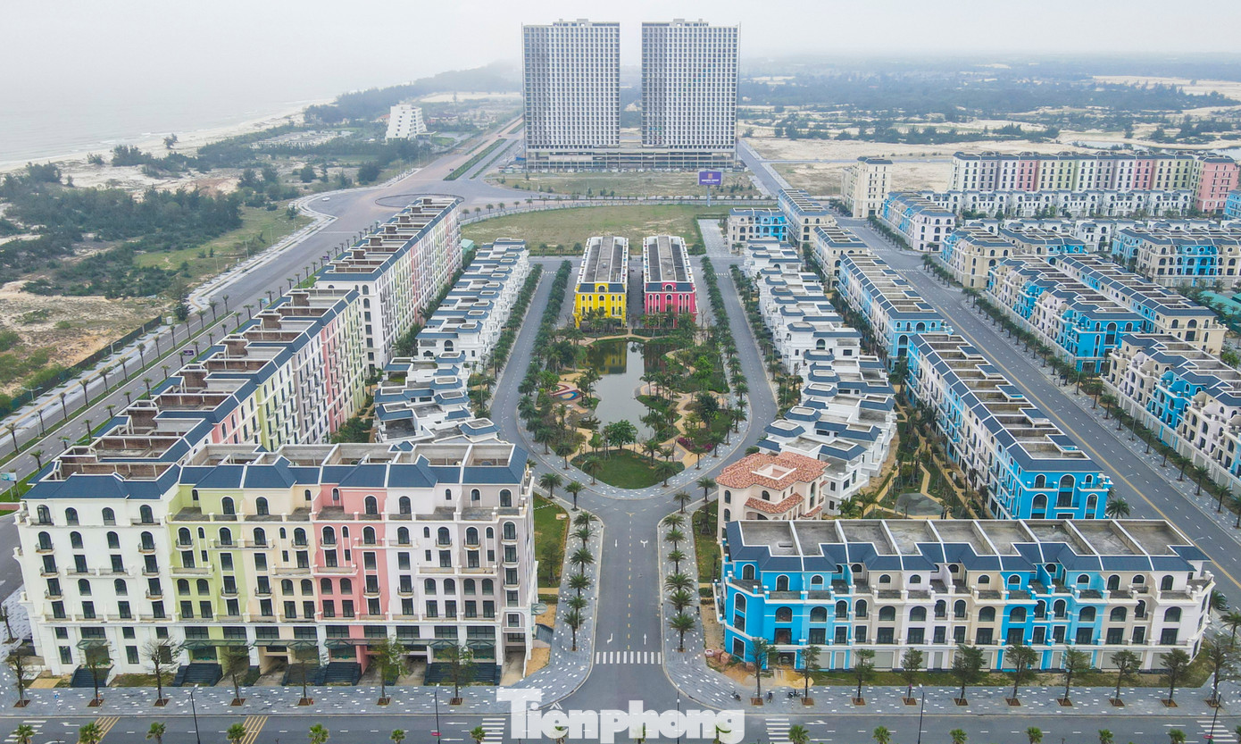 Những năm qua, hàng loạt dự án bất động sản nghìn tỷ đã chọn Bảo Ninh làm bến đỗ. Trong đó phải kể đến dự án La Celia City, còn gọi là Khu đô thị Bảo Ninh 2 được quy hoạch tổng thể hơn 18 ha. Quy mô công trình gồm: 278 lô biệt thự, nhà ở thương mại và 3 tòa căn hộ chung cư với khoảng 2.000 căn hộ. Những năm qua, hàng loạt dự án bất động sản nghìn tỷ đã chọn Bảo Ninh làm bến đỗ. Trong đó phải kể đến dự án La Celia City, còn gọi là Khu đô thị Bảo Ninh 2 được quy hoạch tổng thể hơn 18 ha. Quy mô công trình gồm: 278 lô biệt thự, nhà ở thương mại và 3 tòa căn hộ chung cư với khoảng 2.000 căn hộ.