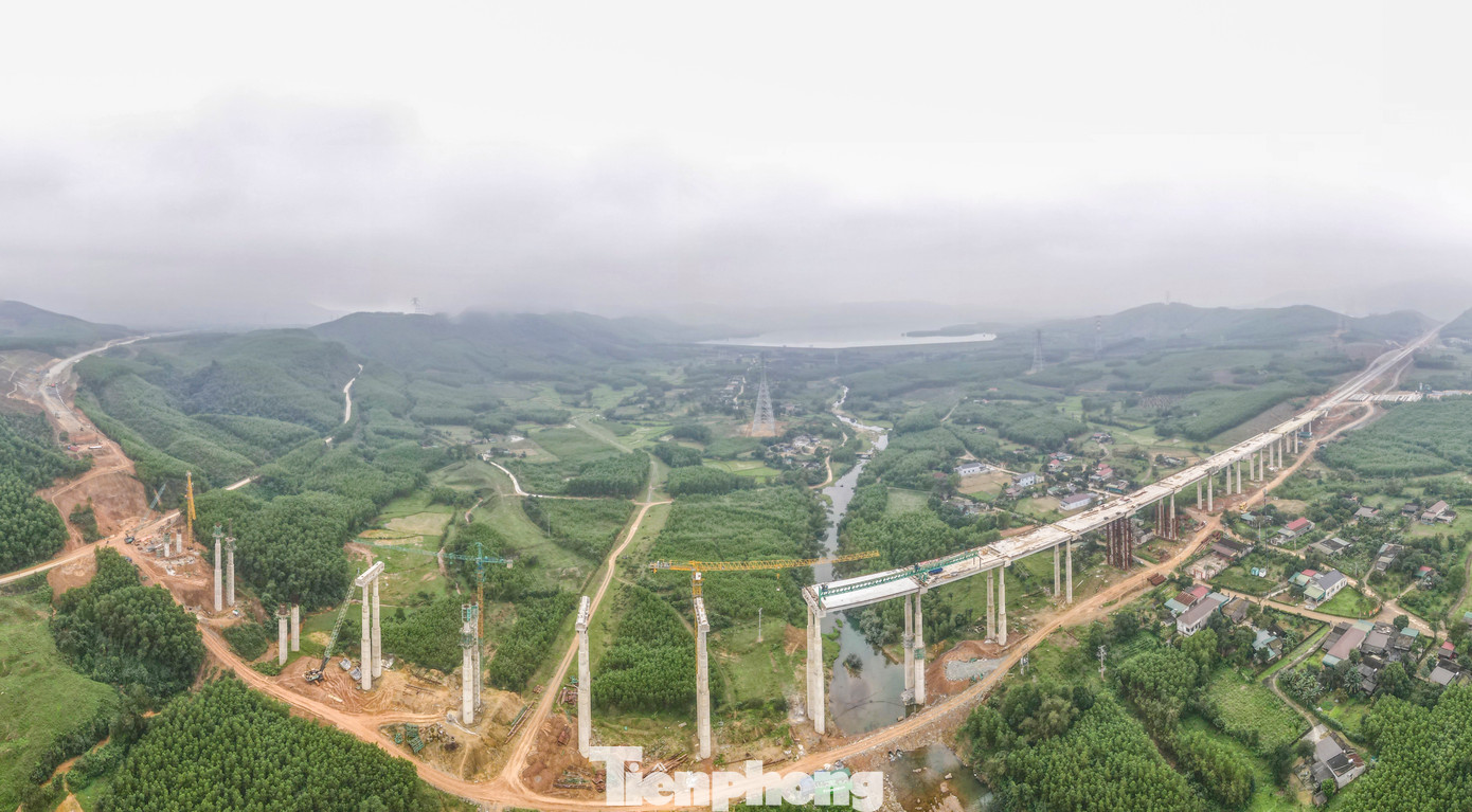 Dự án cao tốc Vũng Áng – Bùng dài hơn 55km với tổng mức đầu tư hơn 12.500 tỷ đồng. Điểm đầu dự án giao quốc lộ 12C, nối tiếp cao tốc Hàm Nghi – Vũng Áng tại xã Kỳ Tân, huyện Kỳ Anh, tỉnh Hà Tĩnh và điểm cuối kết nối cao tốc Bùng – Vạn Ninh thuộc địa phận xã Cự Nẫm, huyện Bố Trạch, tỉnh Quảng Bình. Xuyên suốt công trình có nhiều cầu vượt hồ, thung lũng, địa hình khó thi công.