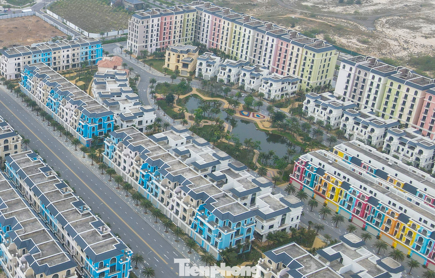 Công ty CP Tập đoàn Nam Mê Kông (Mekong Group) là chủ đầu tư với số vốn hơn 4.400 tỷ đồng. Trong hình là phối cảnh và thực tế các tòa nhà, công trình đã hoàn thành cùng hệ thống biệt thự, căn hộ, xen giữa là hồ nước, công viên xanh. Công ty CP Tập đoàn Nam Mê Kông (Mekong Group) là chủ đầu tư với số vốn hơn 4.400 tỷ đồng. Trong hình là phối cảnh và thực tế các tòa nhà, công trình đã hoàn thành cùng hệ thống biệt thự, căn hộ, xen giữa là hồ nước, công viên xanh.