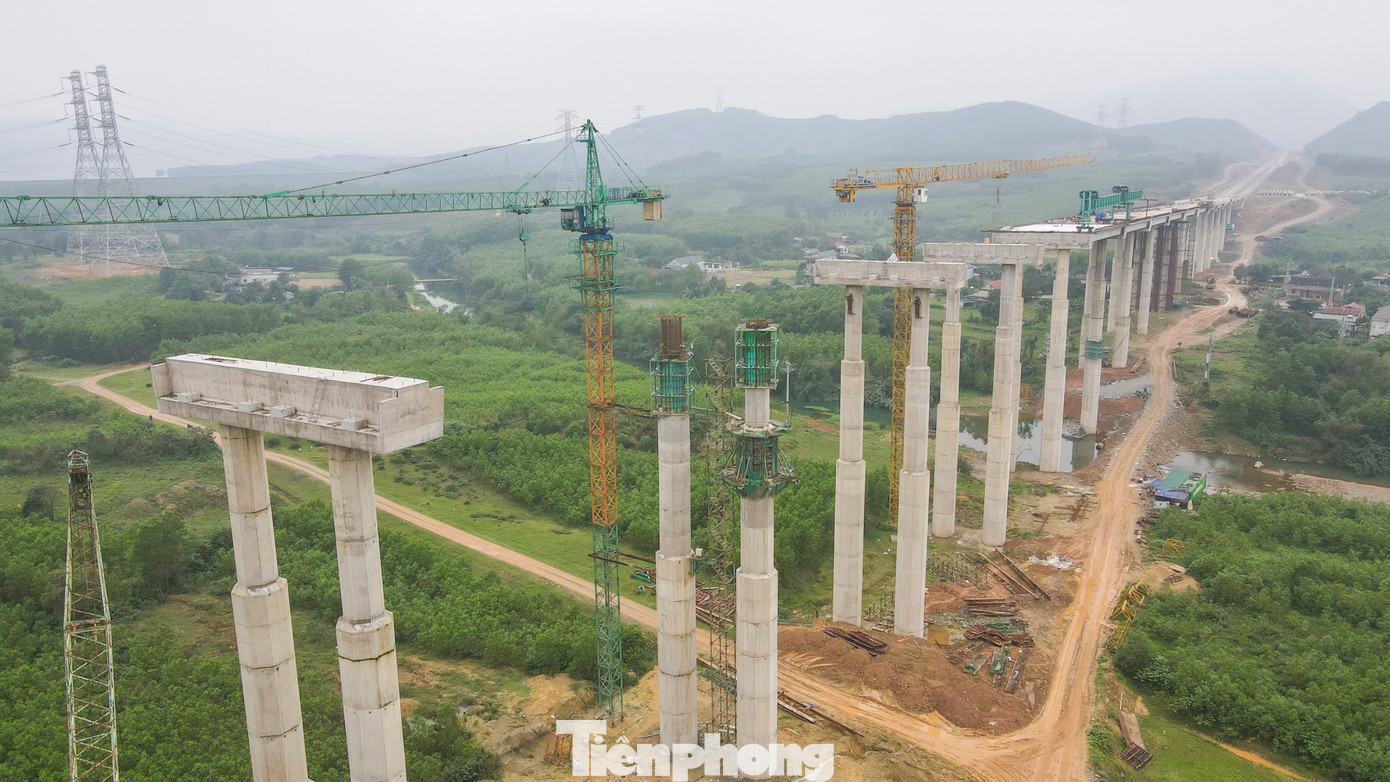 Đại diện Ban QLDA 6 (chủ đầu tư cao tốc Vũng Áng - Bùng) cho biết, đến nay tuyến chính và các hạng mục cơ bản đáp ứng tiến độ. Chủ đầu tư đang đốc thúc nhà thầu tập trung toàn bộ nhân lực, thiết bị, máy móc thi công liên tục, đưa các dự án thành phần cao tốc qua Hà Tĩnh cơ bản xong tuyến chính vào dịp 30/4, thông toàn tuyến từ Hà Tĩnh vào Quảng Trị từ 30/6 (vượt tiến độ 6-8 tháng).