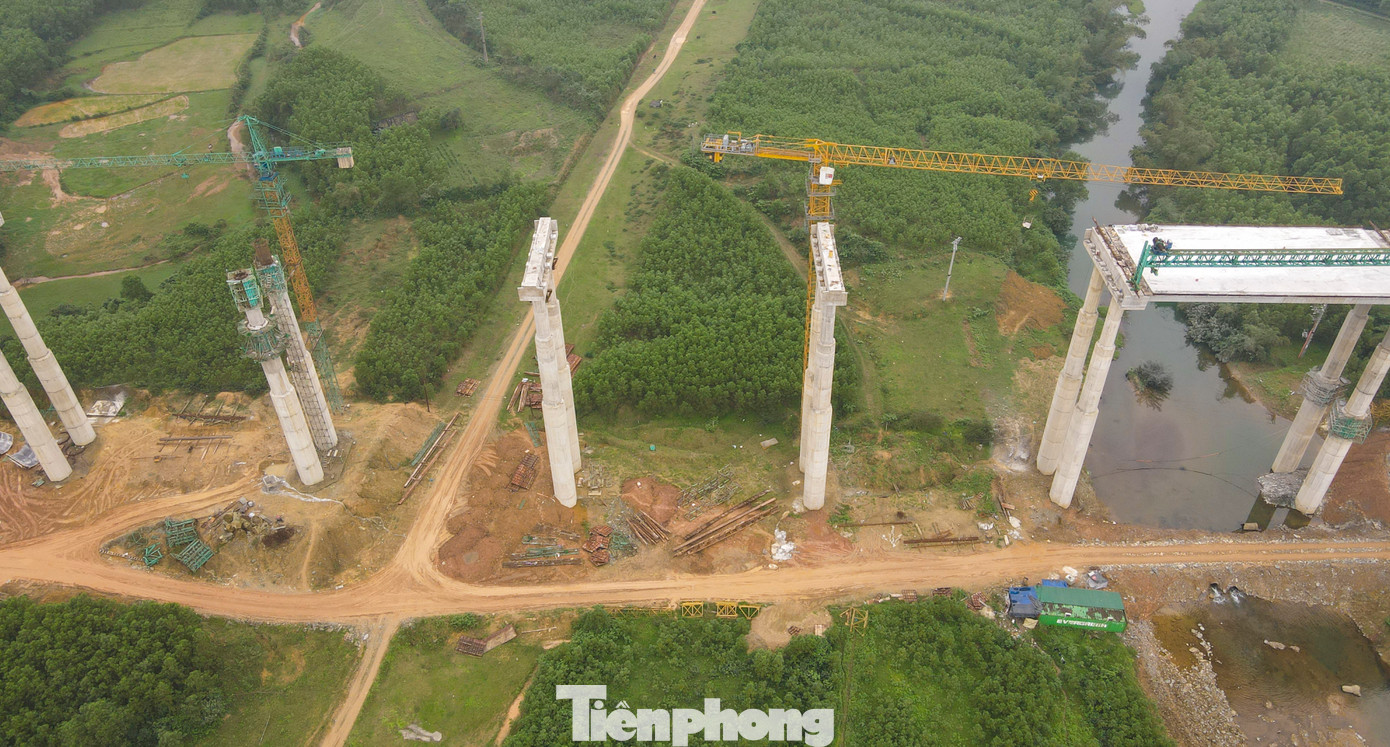 Theo một kỹ sư phụ trách thi công, cầu số 1 có 22 nhịp dầm, trụ cao nhất lên đến 50m. Việc thi công hạng mục này đòi hỏi nhóm kỹ sư, công nhân có tay nghề cao, chuẩn chỉnh trong an toàn lao động.