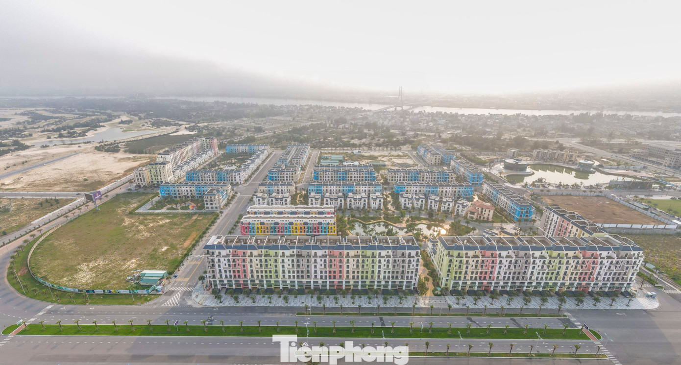 Công ty CP Tập đoàn Nam Mê Kông (Mekong Group) là chủ đầu tư với số vốn hơn 4.400 tỷ đồng. Trong hình là phối cảnh và thực tế các tòa nhà, công trình đã hoàn thành cùng hệ thống biệt thự, căn hộ, xen giữa là hồ nước, công viên xanh. Công ty CP Tập đoàn Nam Mê Kông (Mekong Group) là chủ đầu tư với số vốn hơn 4.400 tỷ đồng. Trong hình là phối cảnh và thực tế các tòa nhà, công trình đã hoàn thành cùng hệ thống biệt thự, căn hộ, xen giữa là hồ nước, công viên xanh.