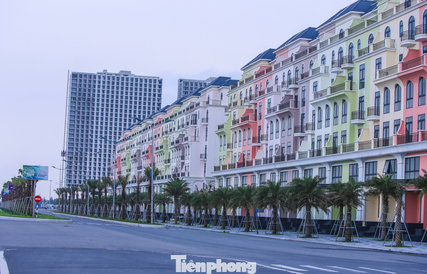 Những dãy shophouse cao tầng của dự án La Celia City Quảng Bình nhiều màu sắc đã hoàn thiện. Khung cảnh "đẹp như trời Âu” của khu đô thị ven đường Võ Nguyên Giáp. Những dãy shophouse cao tầng của dự án La Celia City Quảng Bình nhiều màu sắc đã hoàn thiện. Khung cảnh "đẹp như trời Âu” của khu đô thị ven đường Võ Nguyên Giáp.