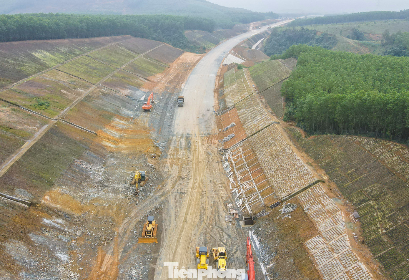 Các hạng mục đường nối cầu dọc tuyến cao tốc Vũng Áng – Bùng cũng được triển khai đồng loạt.