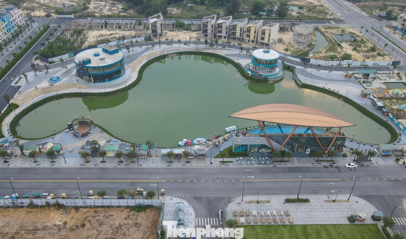 Cạnh đó là dự án Regal Legend được quy hoạch trên diện tích 21 ha, dọc đường Võ Nguyên Giáp. Đây là hệ thống dự án các Shophouse, Shoptel, Villa, được đầu tư với số vốn 10.000 tỷ đồng. Trong hình là phối cảnh dự án và nhiều hạng mục hiện đã mở bán, một số vị trí khác đang xây dựng. Cạnh đó là dự án Regal Legend được quy hoạch trên diện tích 21 ha, dọc đường Võ Nguyên Giáp. Đây là hệ thống dự án các Shophouse, Shoptel, Villa, được đầu tư với số vốn 10.000 tỷ đồng. Trong hình là phối cảnh dự án và nhiều hạng mục hiện đã mở bán, một số vị trí khác đang xây dựng.