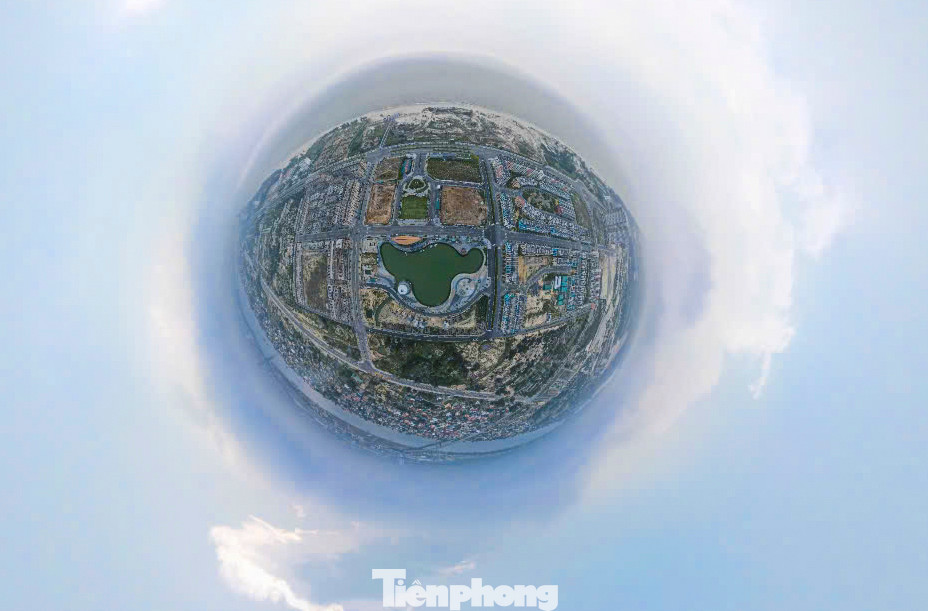 Khu nghỉ dưỡng được bố trí sẵn các tiện ích nội khu và đang dần hoàn thiện. Lãnh đạo địa phương cho biết, việc hàng loạt dự án "khủng" đầu tư vào bán đảo Bảo Ninh nhiều năm qua đã giúp mở ra cơ hội thay đổi, phát triển. Cùng với đó, giá trị bất động sản tại khu vực dần tăng cao. Khu nghỉ dưỡng được bố trí sẵn các tiện ích nội khu và đang dần hoàn thiện. Lãnh đạo địa phương cho biết, việc hàng loạt dự án "khủng" đầu tư vào bán đảo Bảo Ninh nhiều năm qua đã giúp mở ra cơ hội thay đổi, phát triển. Cùng với đó, giá trị bất động sản tại khu vực dần tăng cao.