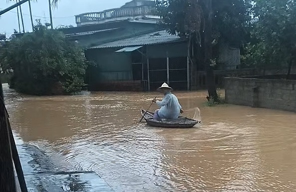 Người dân phải dùng thuyền đi lại trên các tuyến đường bị ngập.