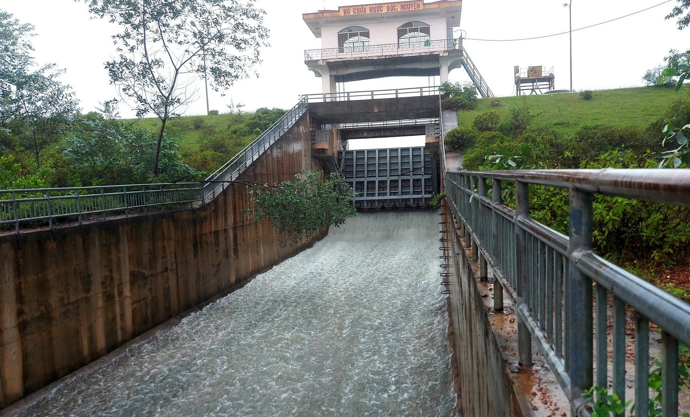 Hồ chứa nước Bộc Nguyên xả tràn.