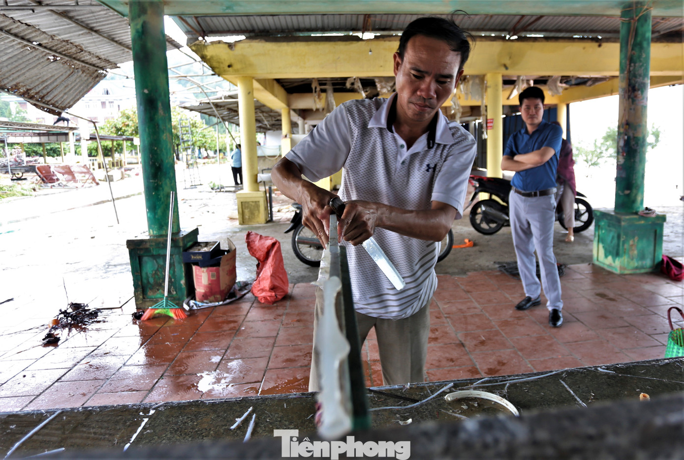 Các hộ kinh doanh tại đây cho biết năm 2015, địa phương xây dựng các ki-ốt cùng mẫu và cho người dân thuê lại. Các ki-ốt rộng gần 40m2, thời hạn thuê trong 10 năm với giá 130-150 triệu đồng/ki-ốt. 8 năm qua, chủ các nhà hàng sửa sang, nới rộng bằng tôn, rèm tạm bợ xung quanh ki-ốt để kinh doanh.