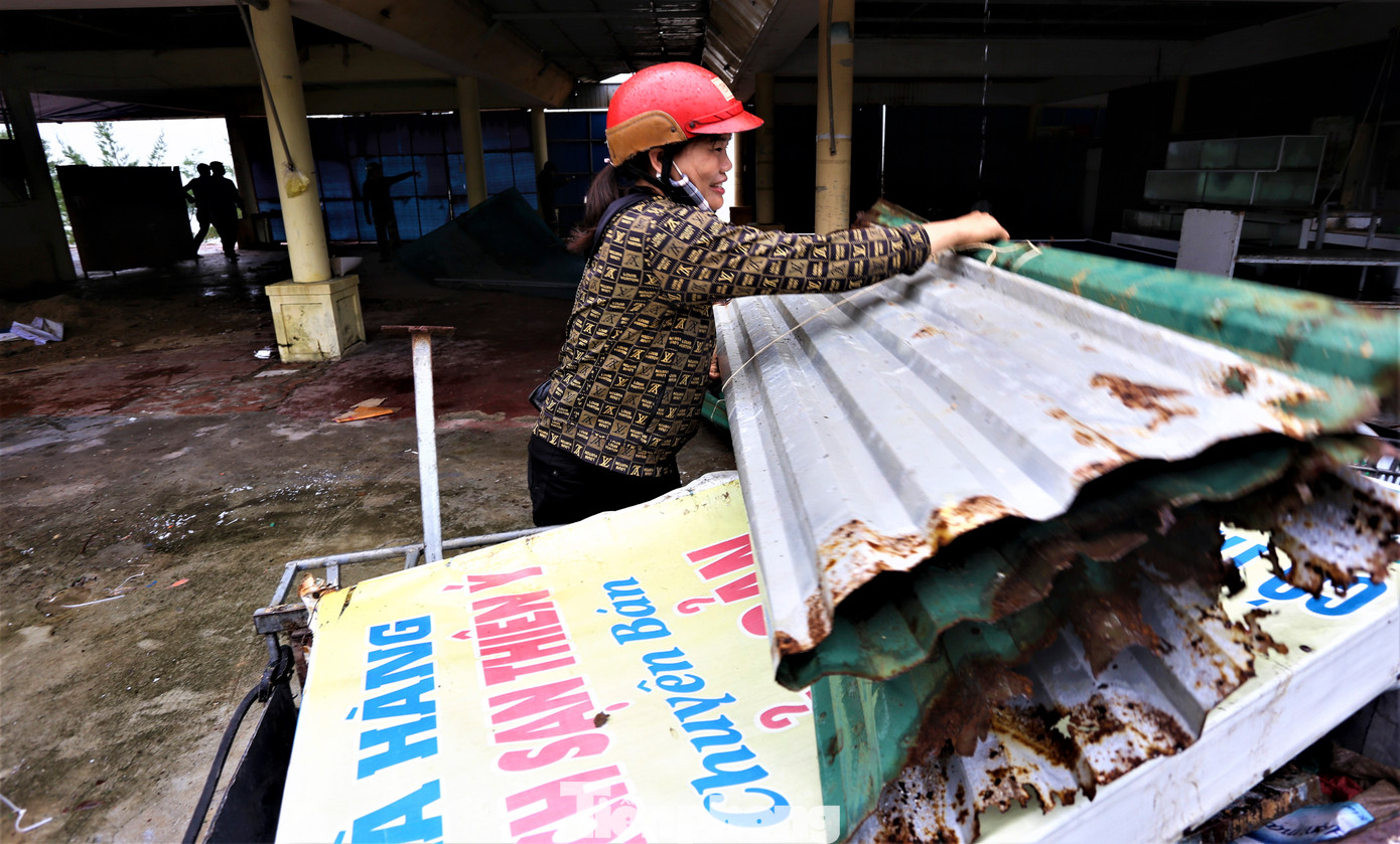 “Việc tháo dỡ, giải tỏa các ki-ốt nhằm mục tiêu trả lại mặt bằng, cảnh quan vốn có cho khu du lịch. Ngoài việc giải tỏa, địa phương đã có tờ trình, xin quy hoạch vị trí mới để các hộ kinh doanh có vị trí mới để buôn bán”, ông Thắng nói.