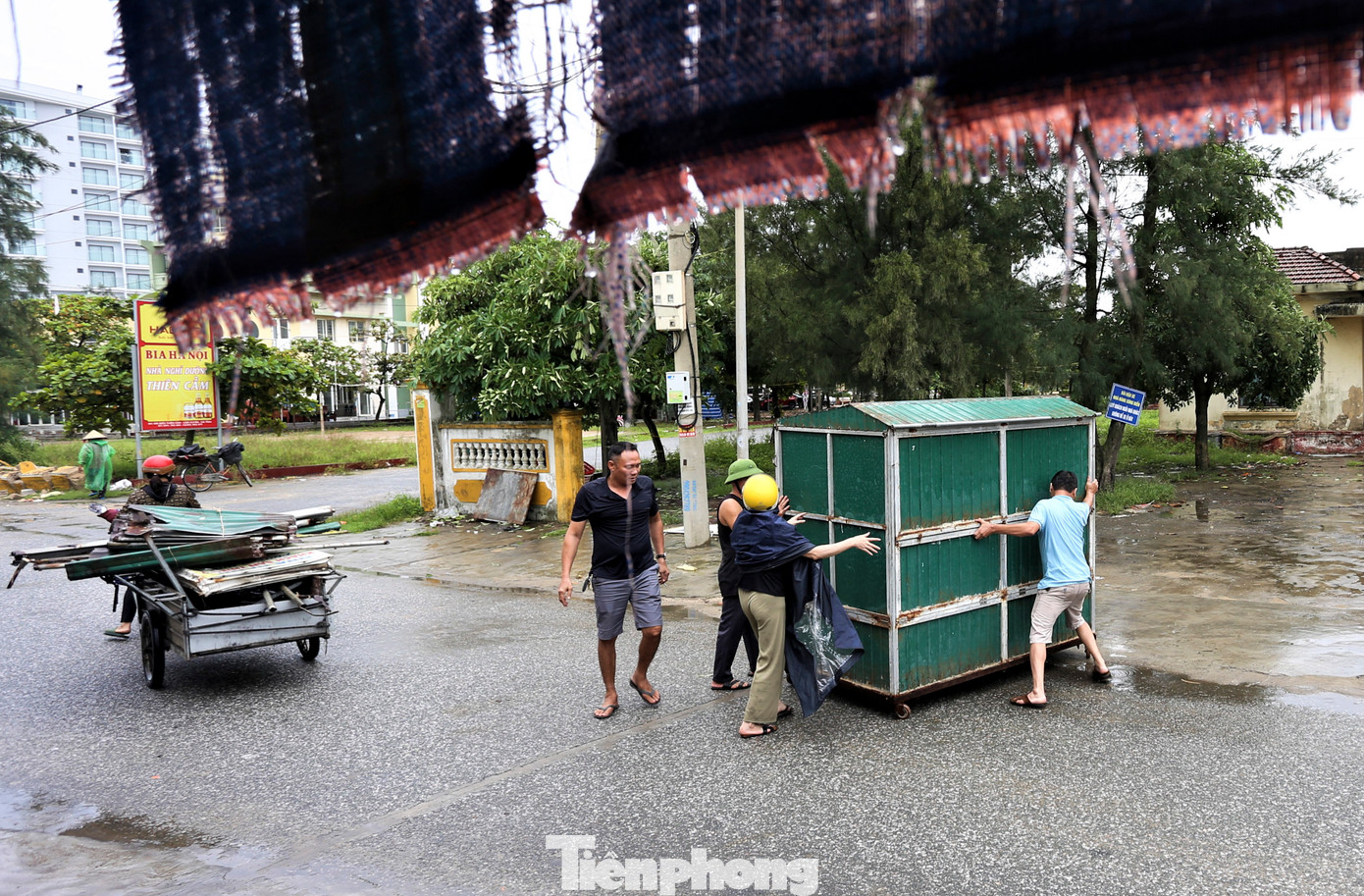 Trong ngày đầu tiên có 16 hộ kinh doanh đã chủ động tháo dỡ, di dời tài sản. Chính quyền địa phương cũng hỗ trợ tiền và máy móc cho việc tháo dỡ.