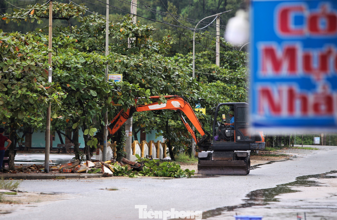 Các bờ rào dọc tuyến kè biển cũng được phá dỡ, chỉnh trang. Dự kiến trong tháng 10, việc tháo dỡ, giải tỏa các ki-ốt sẽ hoàn thành.