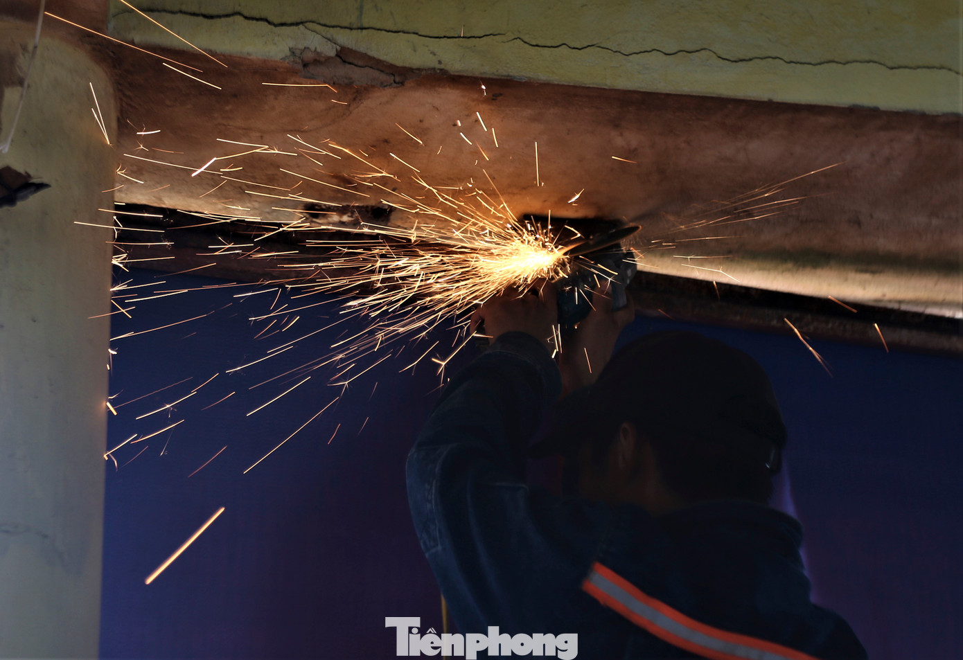 “Việc giải tỏa ai nấy đều đồng thuận song những hộ kinh doanh mong muốn chính quyền có phương án hỗ trợ, tìm mặt bằng mới phù hợp để các hộ tiếp tục buôn bán, phục vụ du lịch”, bà Phạm Thị Thúy (chủ ki-ốt ở biển Thiên Cầm) cho hay.