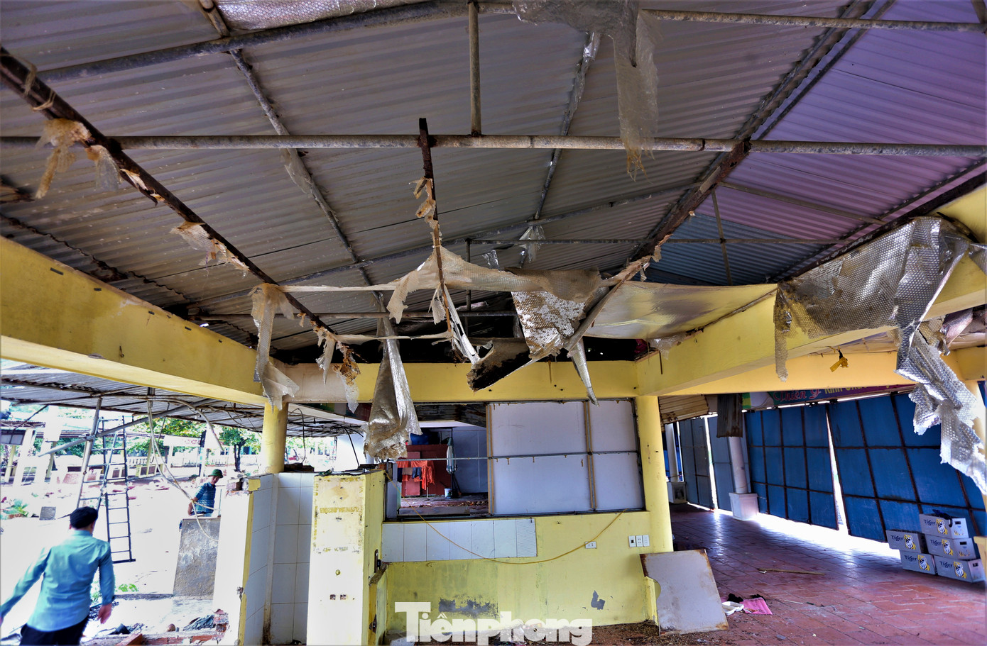 Khung cảnh nhếch nhác tại các ki-ốt dọc biển Thiên Cầm sẽ được tháo dỡ.