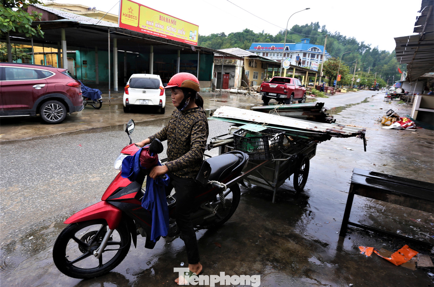 Các hộ kinh doanh đồng thuận, chủ động tháo dỡ, di dời tài sản tại ki-ốt đến vị trí khác.
