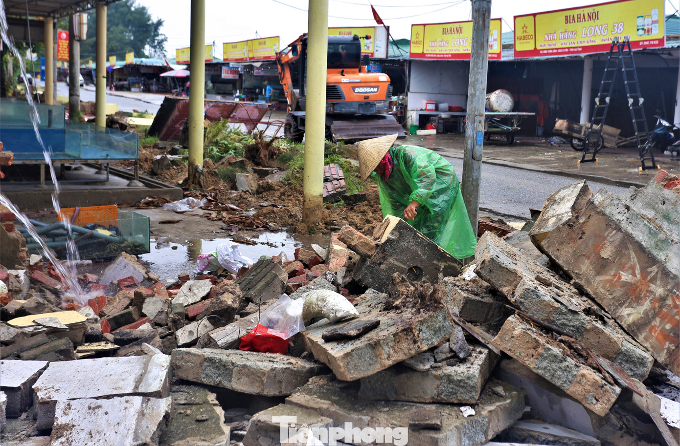 Ngày 28/9, UBND huyện Cẩm Xuyên (Hà Tĩnh) cùng ngành chức năng địa phương tiến hành tháo dỡ, giải tỏa dãy ki-ốt chắn biển Thiên Cầm.