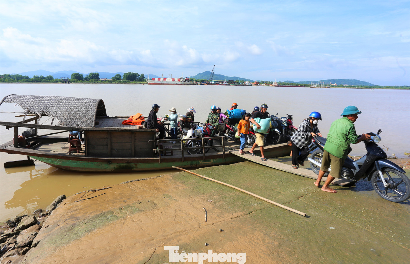 Trước đây cả thôn có 250 hộ dân nhưng nay chỉ còn 155 hộ với 340 nhân khẩu bám trụ lại bãi bồi này. Muốn qua được "ốc đảo" Hồng Lam, con đường duy nhất là đi thuyền gần 10 phút vượt sông Lam.