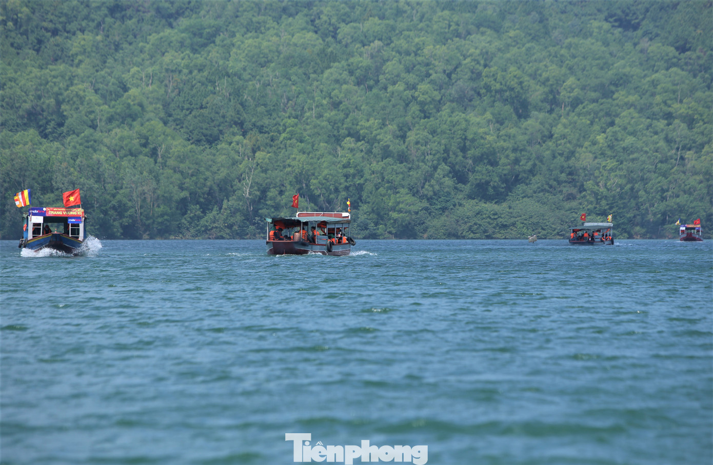 Đến với chùa Hương Tích du khách có thể mua vé du thuyền hồ Nhà Đường, trải nghiệm xe điện và hệ thống cáp treo hiện đại.