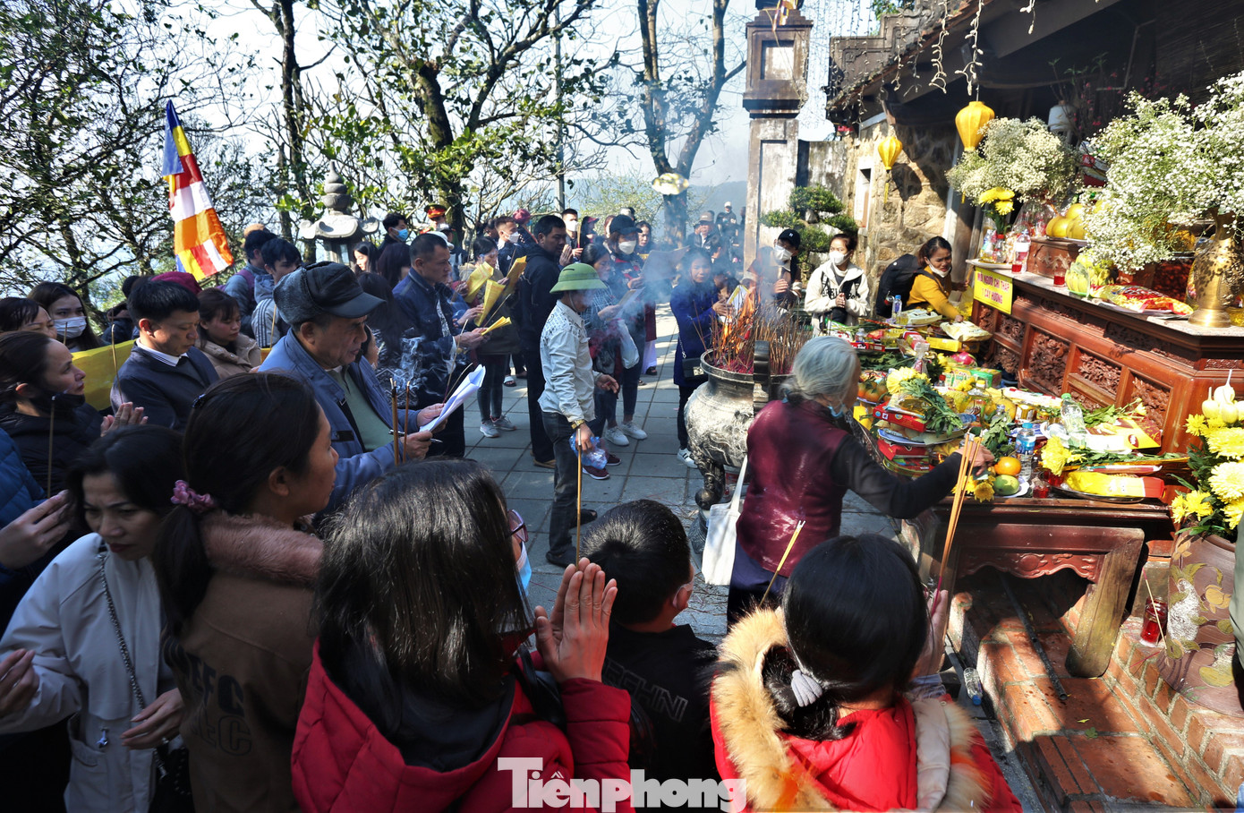 Ðây là quần thể di tích văn hóa tôn giáo với nhiều công trình và hạng mục. Ngoài thờ Phật, khu vực nơi đây còn thờ nhiều vị thần theo tín ngưỡng văn hóa Việt Nam. Chùa có ba khu vực chính bao gồm am Thánh Mẫu, đền Thiên Vương và Thượng Ðiện. Trong số đó nổi bật nhất là cung Tam Bảo, nơi hiện đang đặt 54 pho tượng Phật bằng gỗ quý với lịch sử hàng nghìn năm.