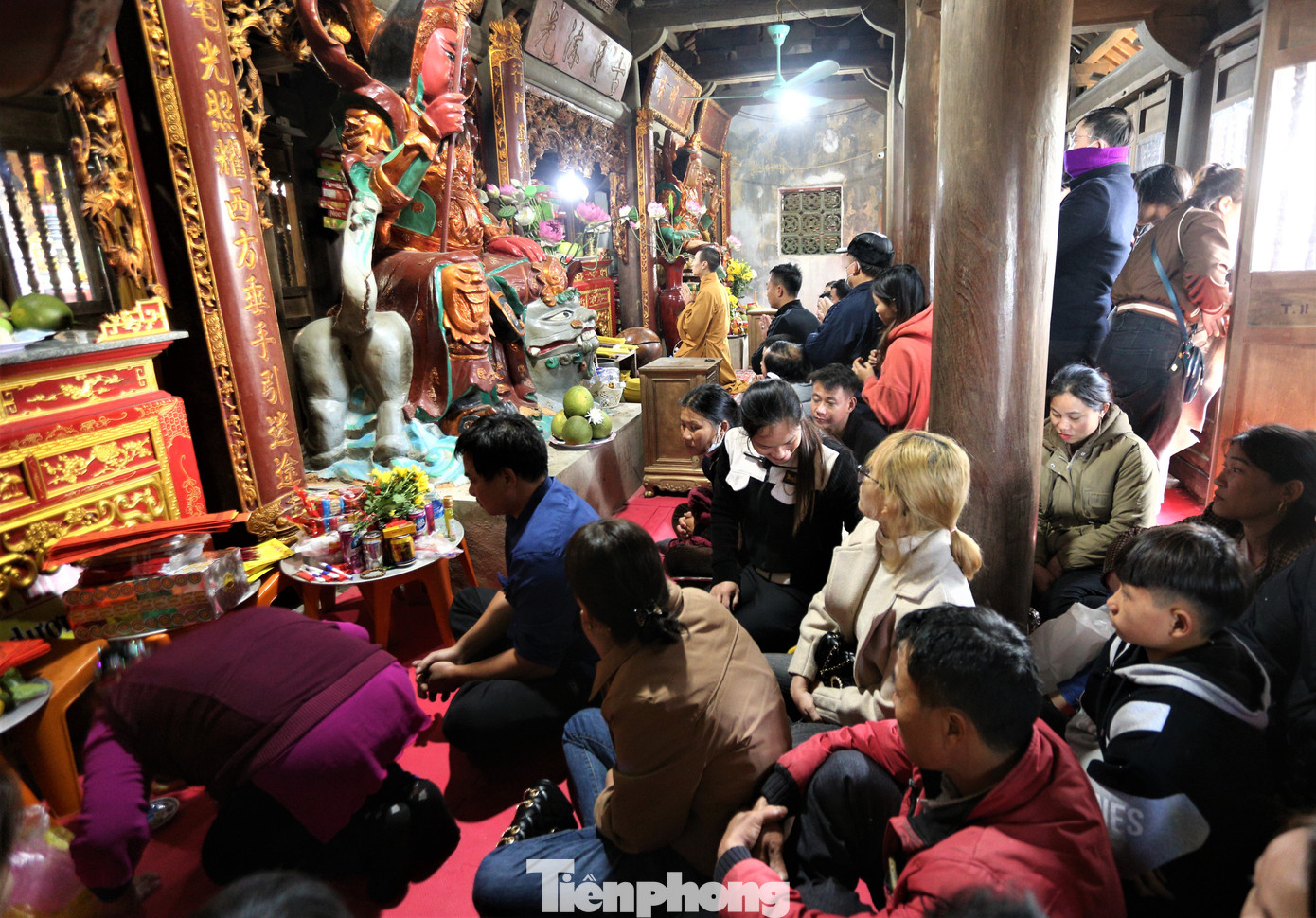 Những ngày đầu xuân mới rất đông người dân, du khách đến chùa Hương Tích vãn cảnh, dâng hương, tế lễ.