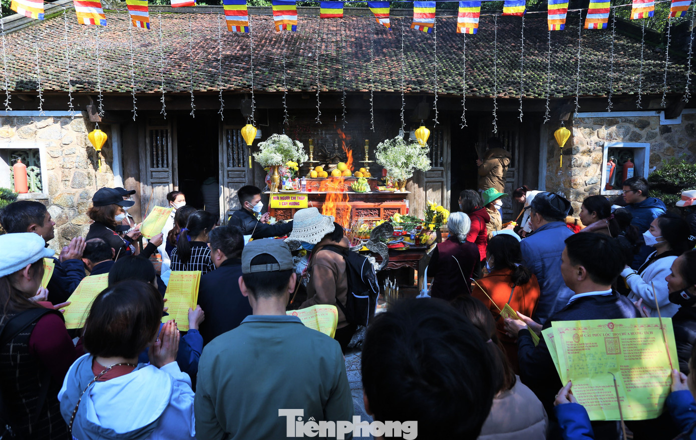 Để tránh việc quá nhiều người thắp hương, Ban Quản lý quy định mỗi người chỉ được thắp một cây. Để đảm bảo thực hiện tốt công tác lễ hội chùa Hương Tích năm nay, ban tổ chức lễ hội đã chủ động triển khai các kế hoạch và phương án dự phòng để lễ hội diễn ra an toàn, văn minh, đặc biệt là những vấn đề về ùn tắc giao thông, bến bãi đỗ xe, phân luồng thuyền di chuyển.