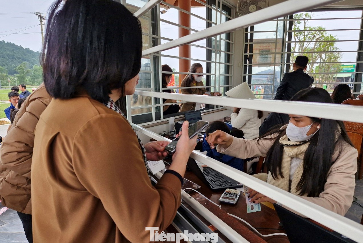 Việc mua vé đi các dịch vụ tham quan du lịch được triển khai nhanh, thuận tiện cho du khách.