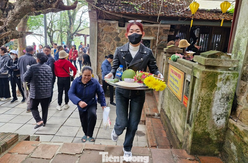 Những ngày đầu xuân mới rất đông người dân, du khách đến chùa Hương Tích vãn cảnh, dâng hương, tế lễ.