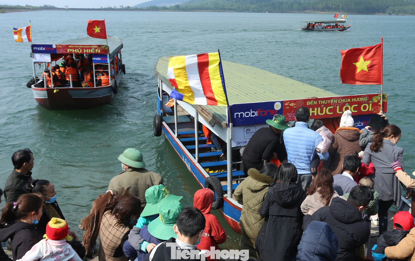 Rất đông du khách xuống bến Hương Tuyền để đi thuyền qua hồ Nhà Đường. Lực lượng chức năng phải túc trực để nhắc nhở các thuyền ngồi đúng số người, mang áo phao theo quy định.