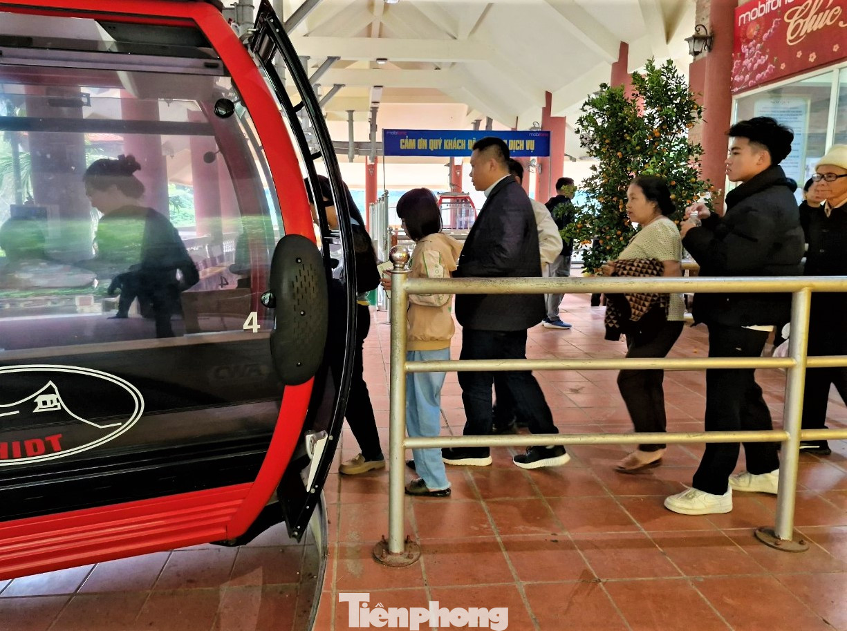Đơn vị quản lý tuyến cáp treo cho biết lượng du khách về chùa nhiều ngày rất đông song hệ thống cáp treo 1.000 m vẫn đảm bảo phục vụ nhu cầu.