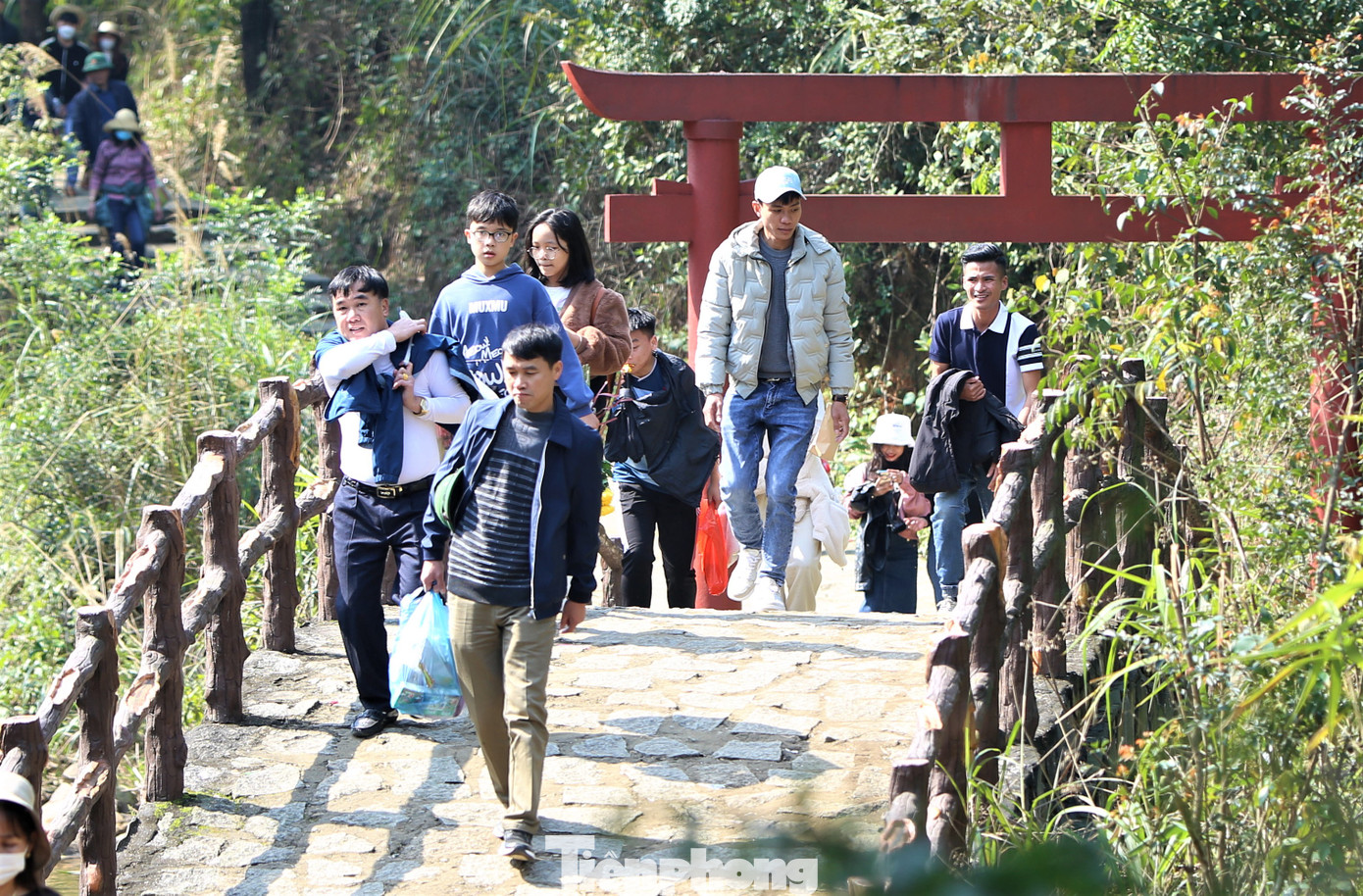Nhiều du khách trải nghiệm đi lễ chùa bằng cách leo núi để được trải qua cảm giác vượt thử thách.