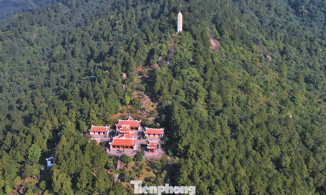 Chùa Hương Tích (còn gọi là Hương Tích cổ tự) nằm trên đỉnh núi Hồng Lĩnh có độ cao 650 m so với mặt nước biển. Chùa nằm trên địa bàn xã Thiên Lộc, huyện Can Lộc (Hà Tĩnh).