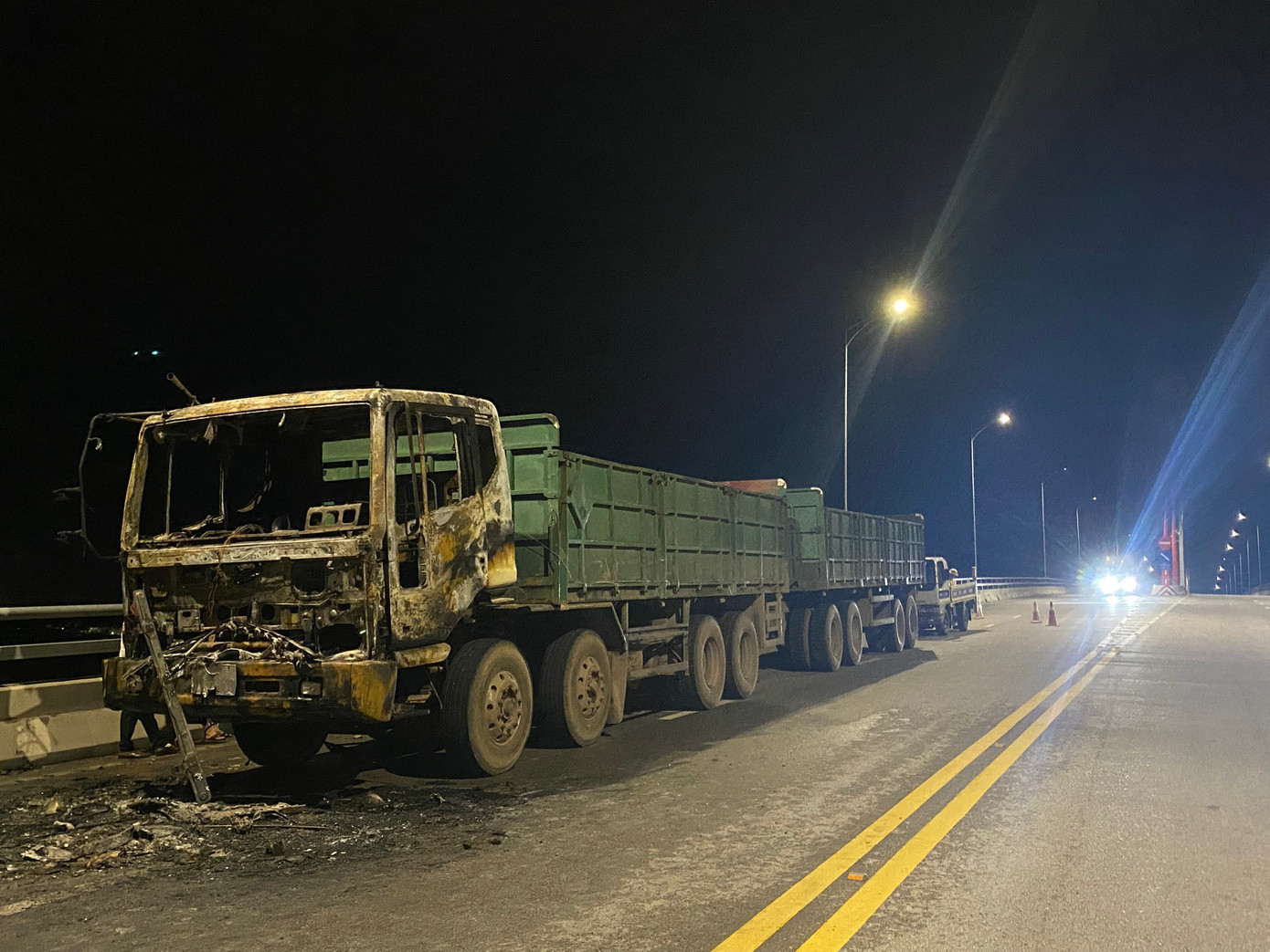 Chiếc xe bị thiêu rụi phần cabin. Chiếc xe bị thiêu rụi phần cabin.