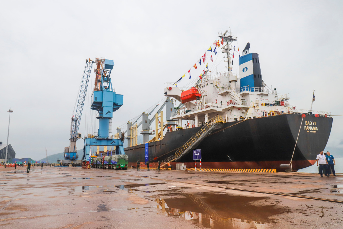 Chuyến tàu vận tải 40.000 tấn cập cảng số 3, cảng quốc tế Lào - Việt. Chuyến tàu vận tải 40.000 tấn cập cảng số 3, cảng quốc tế Lào - Việt.