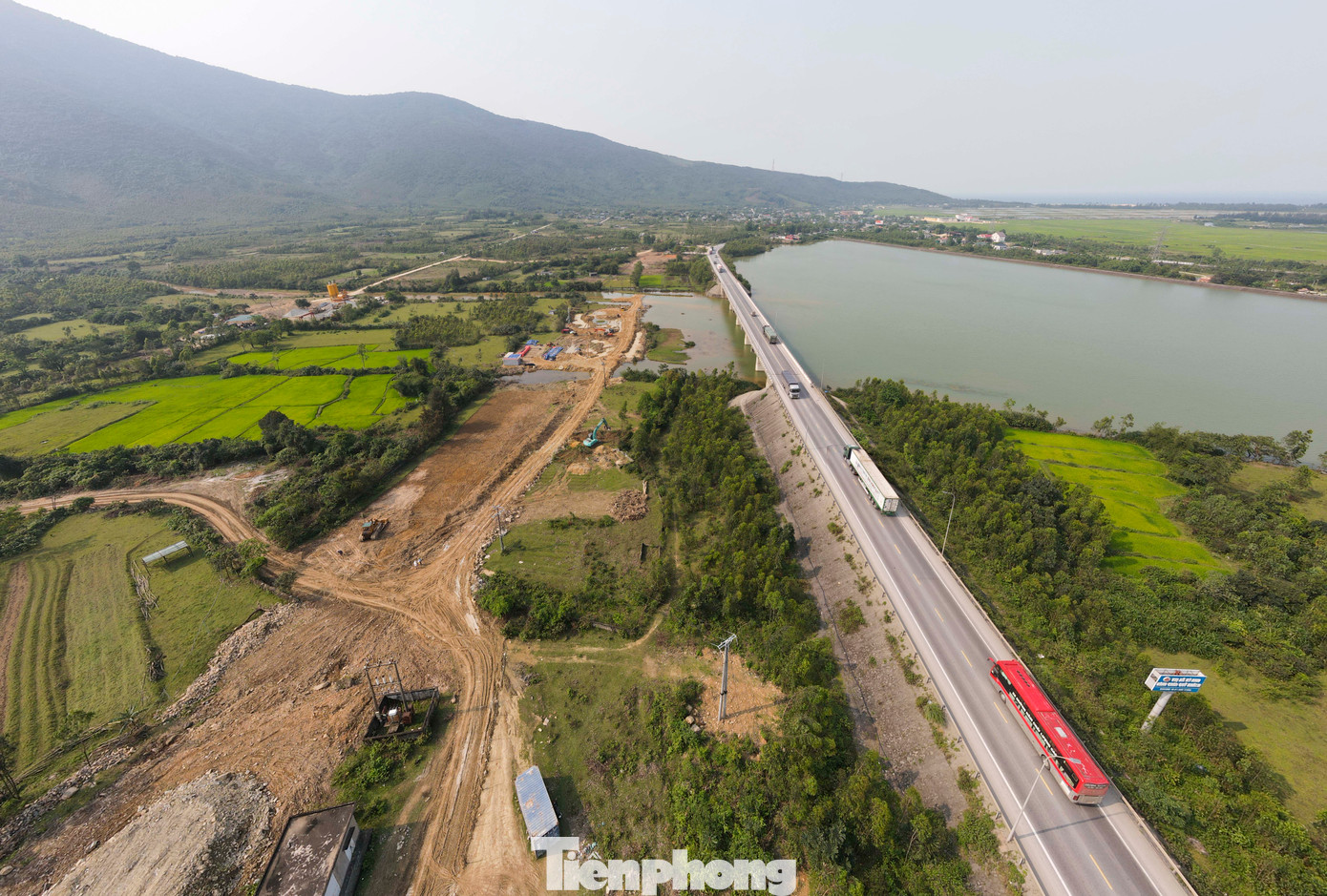 Phần đường và cầu dẫn vào ống hầm Đèo Ngang mới có chiều dài hơn 2,3km đang được thi công.