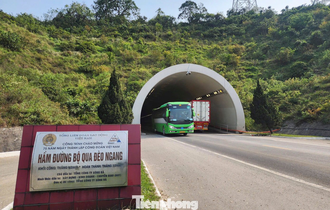 Hầm Đèo Ngang hiện tại có chiều dài hầm chính là 495m cùng hệ thống đường dẫn dài gần 2,2 km. Hầm chính có chiều rộng 11,5m, cao 7,5m, đã đưa vào khai thác 20 năm, tốc độ cho phép tối đa 50km/h.