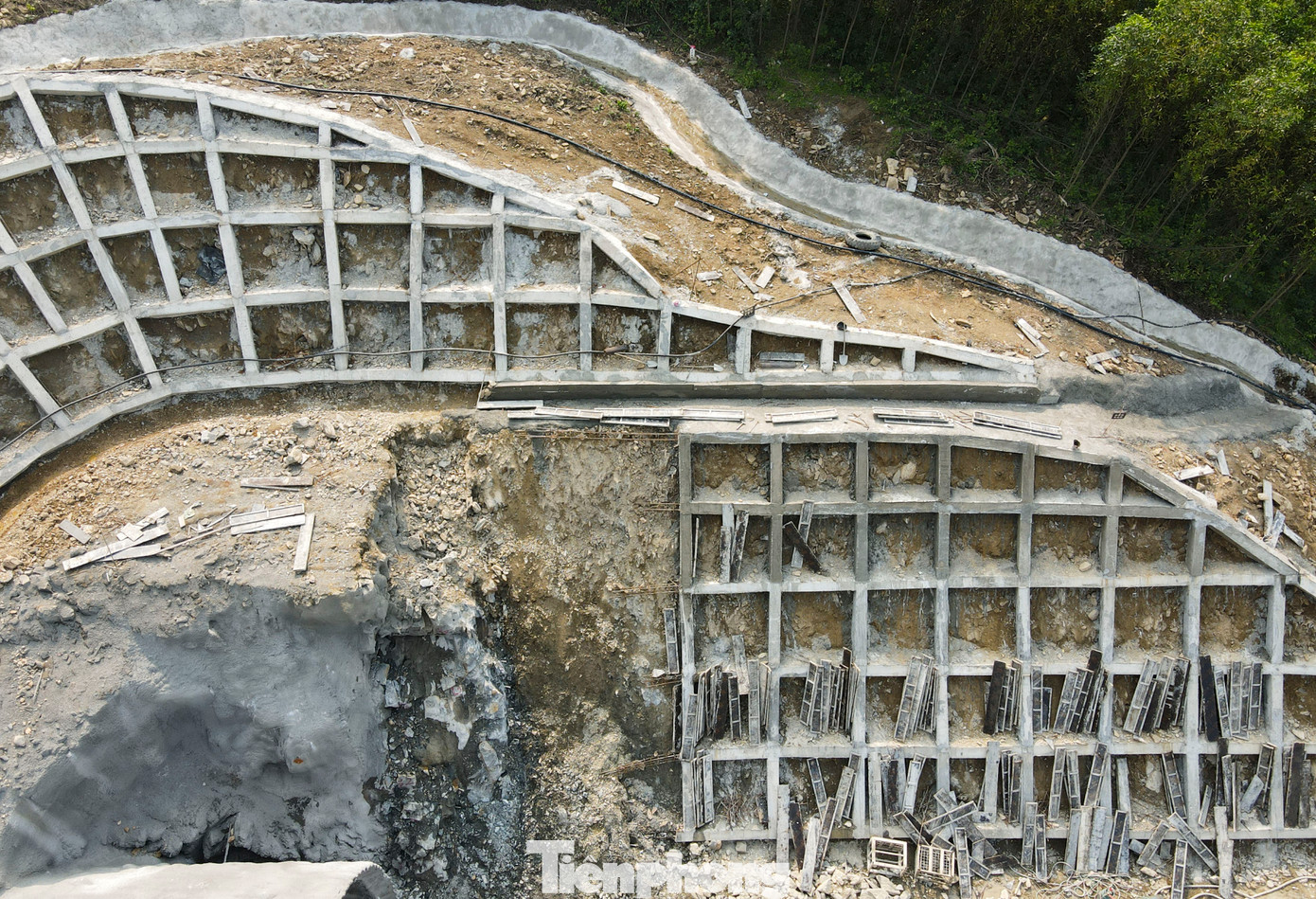 Theo đại diện Công ty CP Sông Đà 10 (đơn vị thực hiện dự án), đến nay, ống hầm phía Hà Tĩnh đã bàn giao mặt bằng, nhà thầu đã đào vào 11m. Còn phía Nam do vướng mặt bằng nên chưa mở cửa hầm. “Địa chất của dãy núi Hoành Sơn cơ bản là đá cứng. Khu vực này còn có các công trình hầm hiện hữu, đường dây 500kV và đền thờ nên đơn vị đang chờ ngành chức năng Hà Tĩnh phê duyệt phương án nổ mìn để khoan ống hầm. Riêng hầm phía Quảng Bình còn vướng mặt bằng nên cũng chưa thể khoan ống hầm”, đại diện đơn vị thi công thông tin.